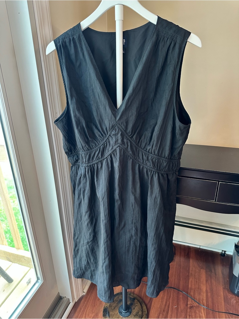 Gap Women's Black V-Neck Sleeveless Dress in silk like fabric Sz XL NWOT